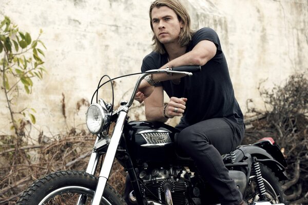 Chris Hemsworth z wizerunkiem brutalnego rowerzysty