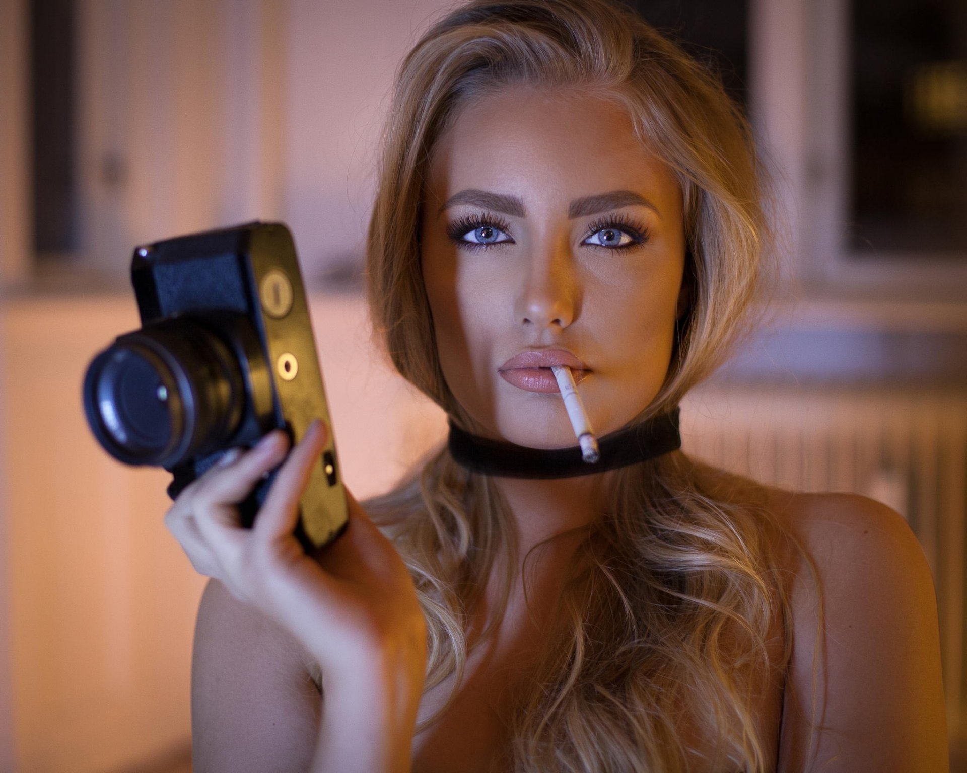 девушка модель николь энистон фото сигарета фотоаппарат блондинка синеглазая