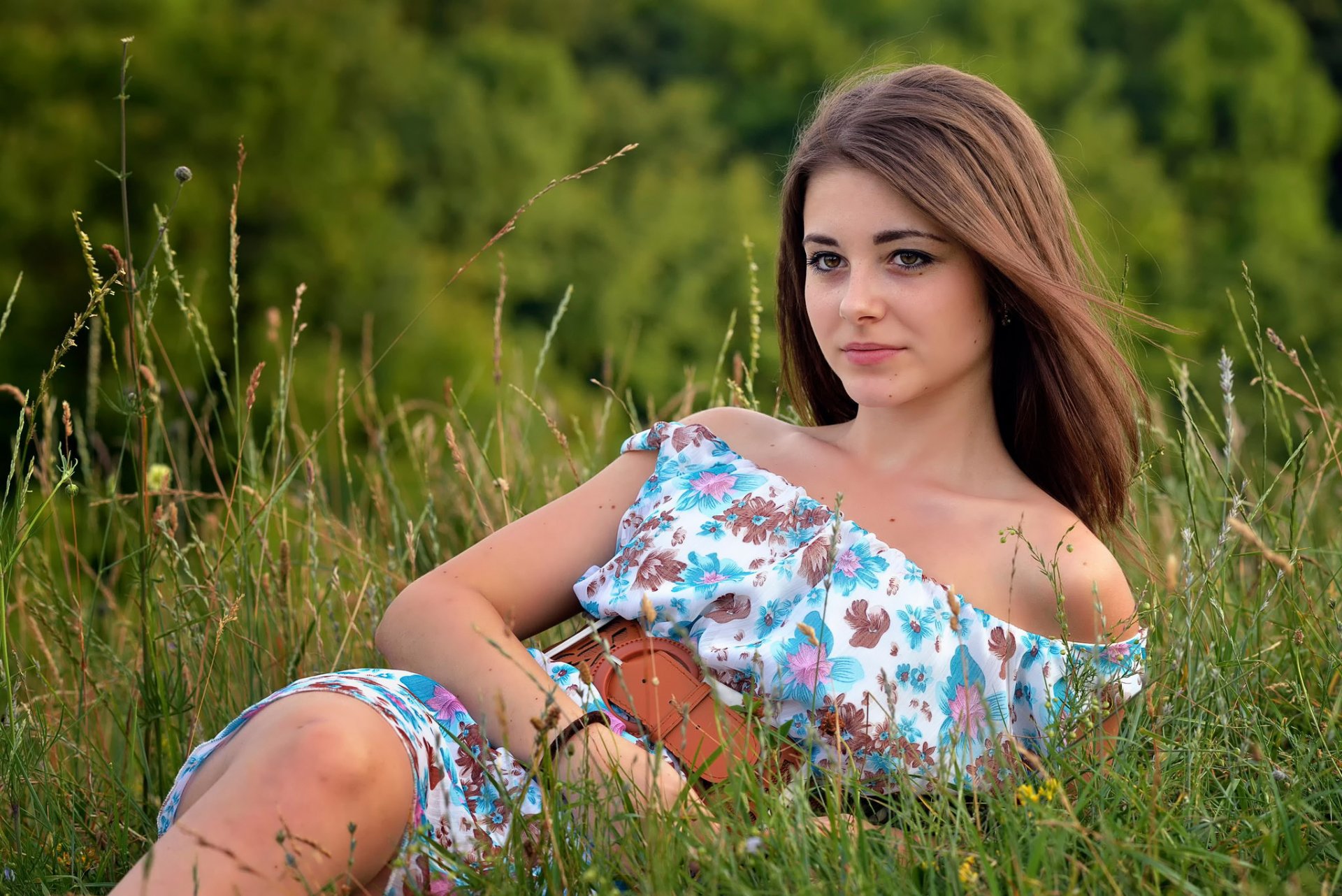 dana lato portret sukienka trawa