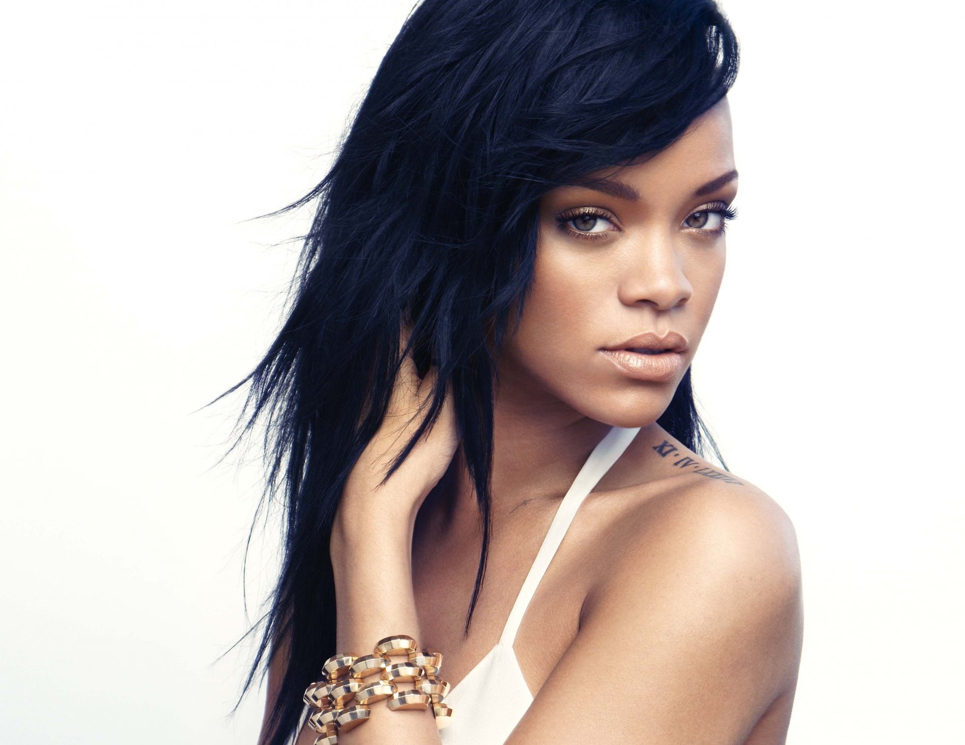 rihanna певица взгляд лицо волосы тату браслет белый фон