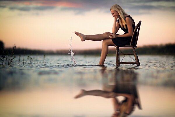 Фотосессия. Девушка на стуле в воде