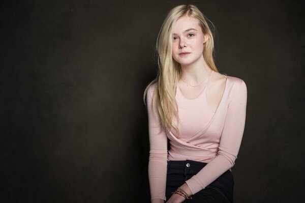 Elle Fanning w jasnoróżowej bluzce