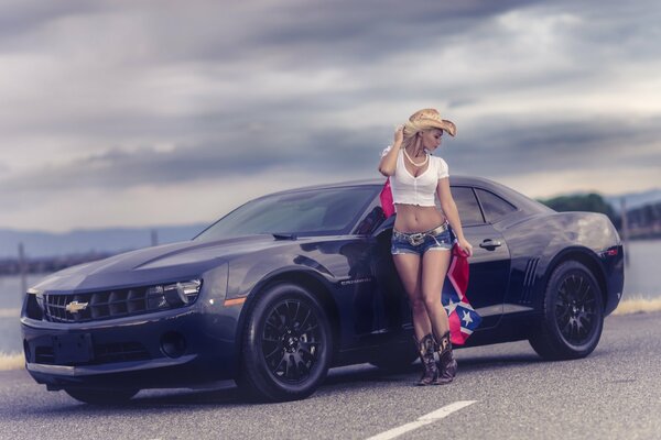 Chevrolet camaro. Девушка в шортах