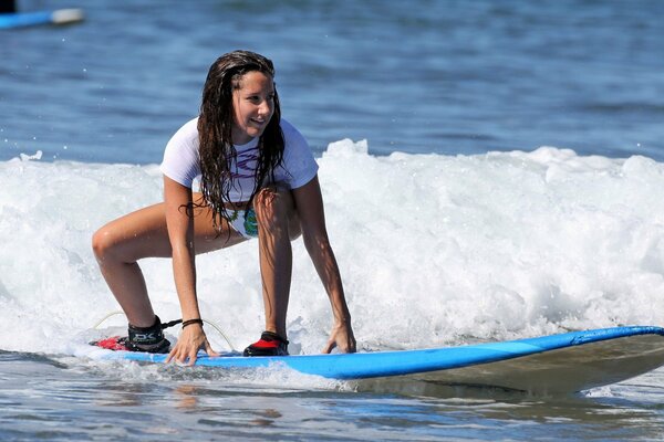 Surferka łapie falę