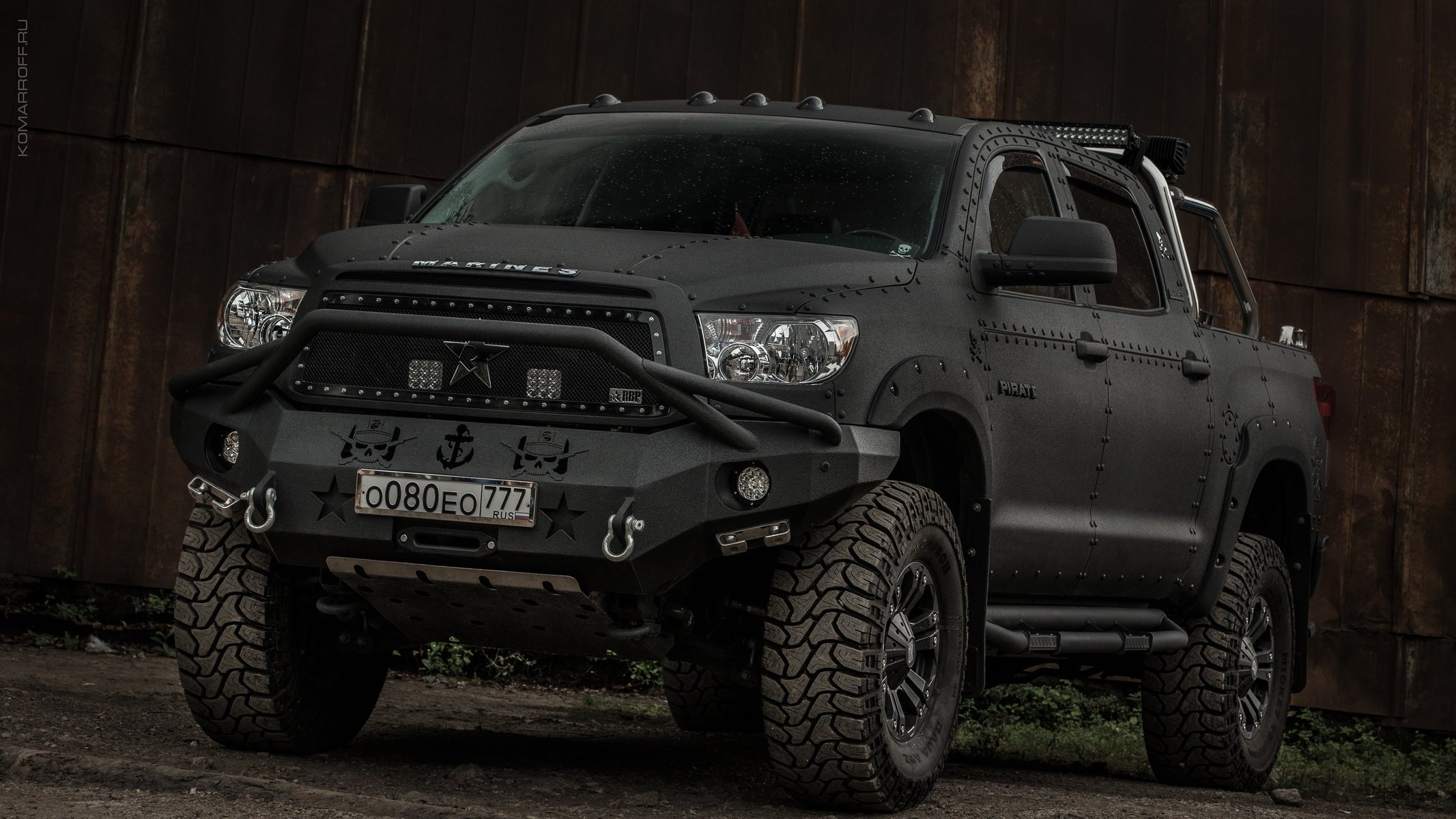 тундра внедорожник line-x toyota спереди
