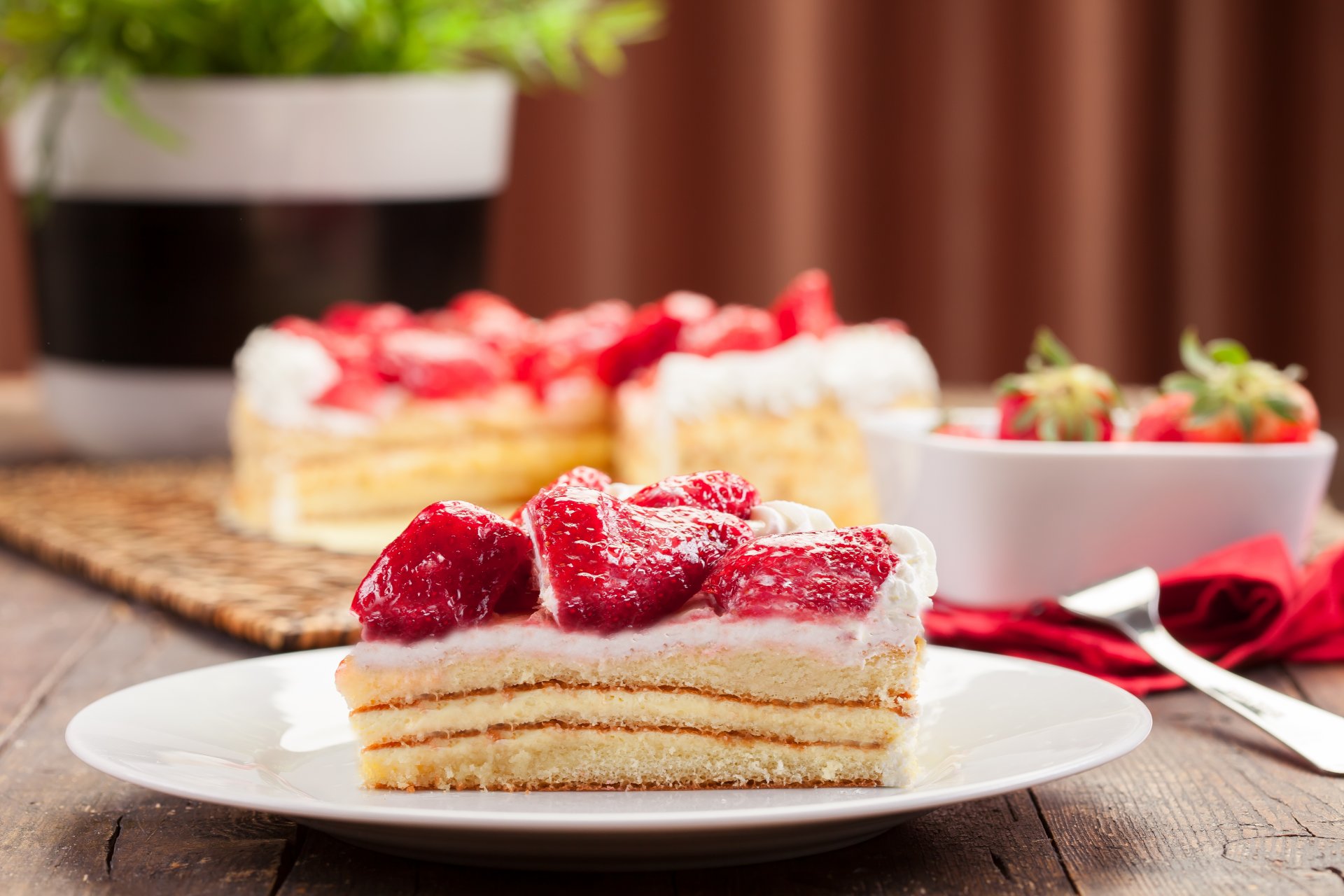 ciasto plasterek jagody truskawki krem śmietana ciasto deser słodycze słodycze