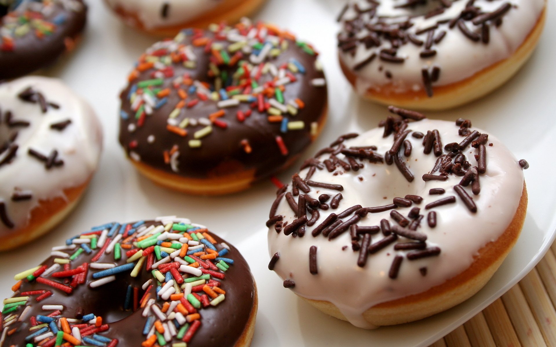 pączki muffinki słodycze deser czekolada kruszonka talerz