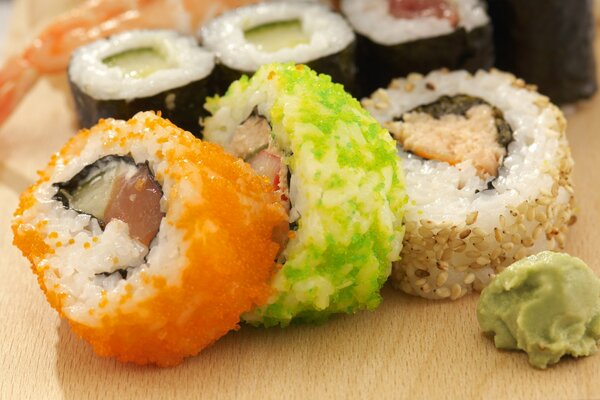 Роллы в красной и зеленой икре, кунжутом и васаби