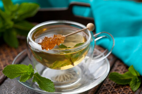 Зеленый чай с мятой и сахаром на палочке