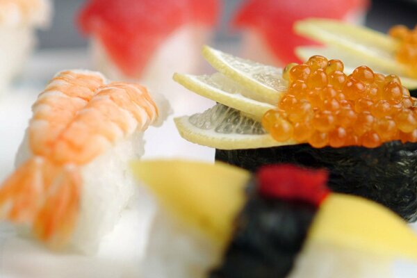 Sushi z krewetkami, kawiorem i cytryną