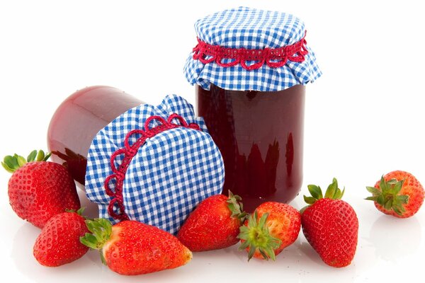 Банки с ягодным джемом фон белый