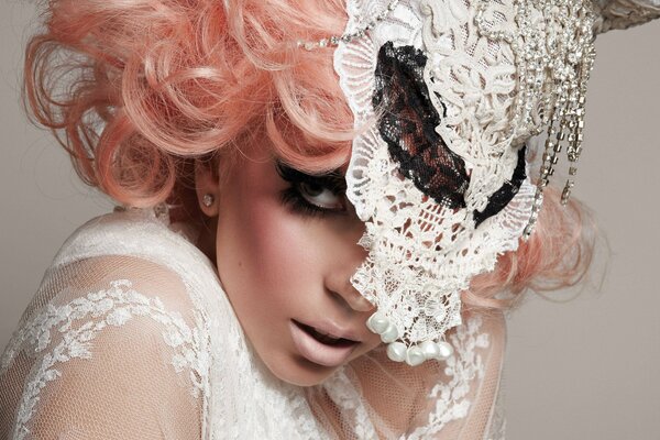Lady Gaga w koronkowym kapeluszu