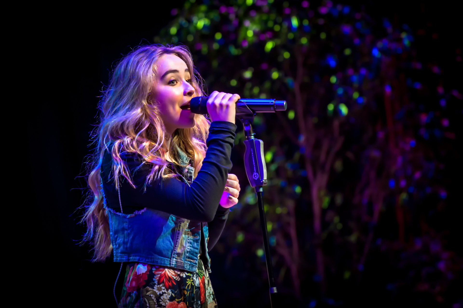 sabrina carpenter aktorka piosenkarka dziewczyna podbija świat