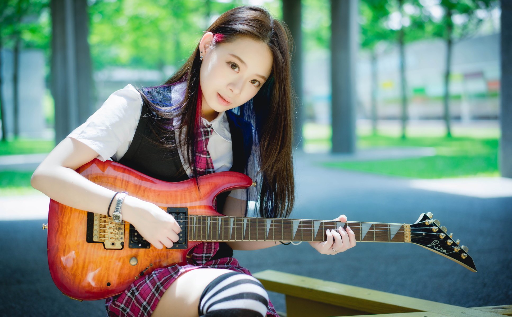 gitarzystka orientalna dziewczyna