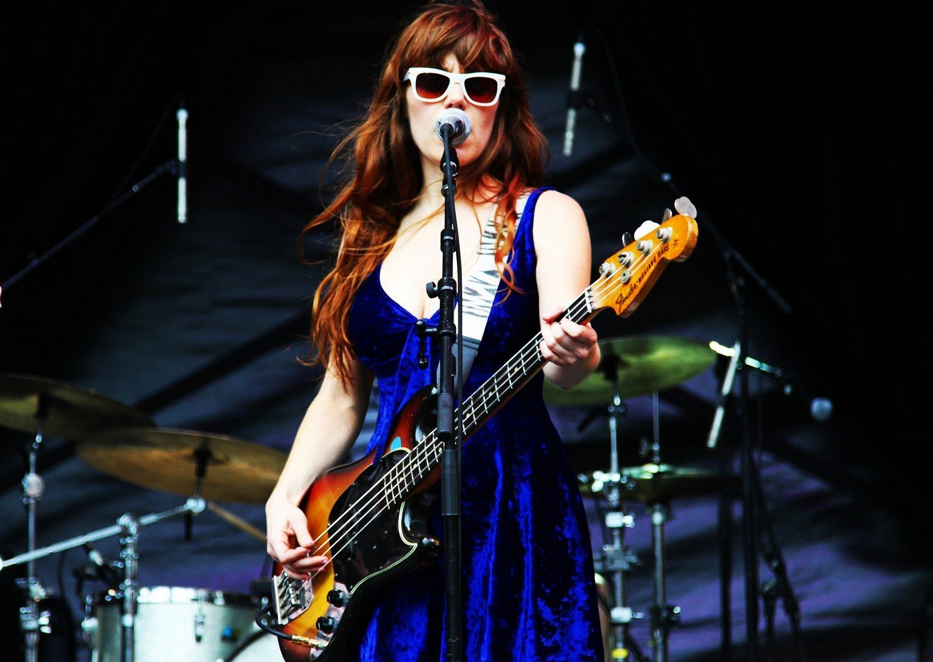 jenny lewis dziewczyna piosenkarka gitara scena mikrofon zdjęcie