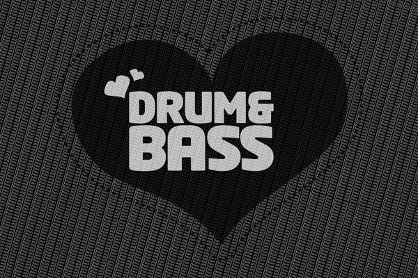 Emblemat na tkaninie w kształcie serca z napisem drum and bass