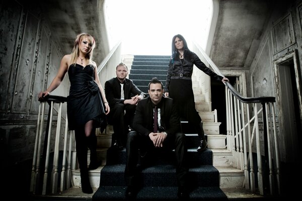 Zespół Skillet muzycy na schodach