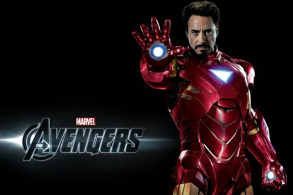 Iron Man z Avengers w garniturze
