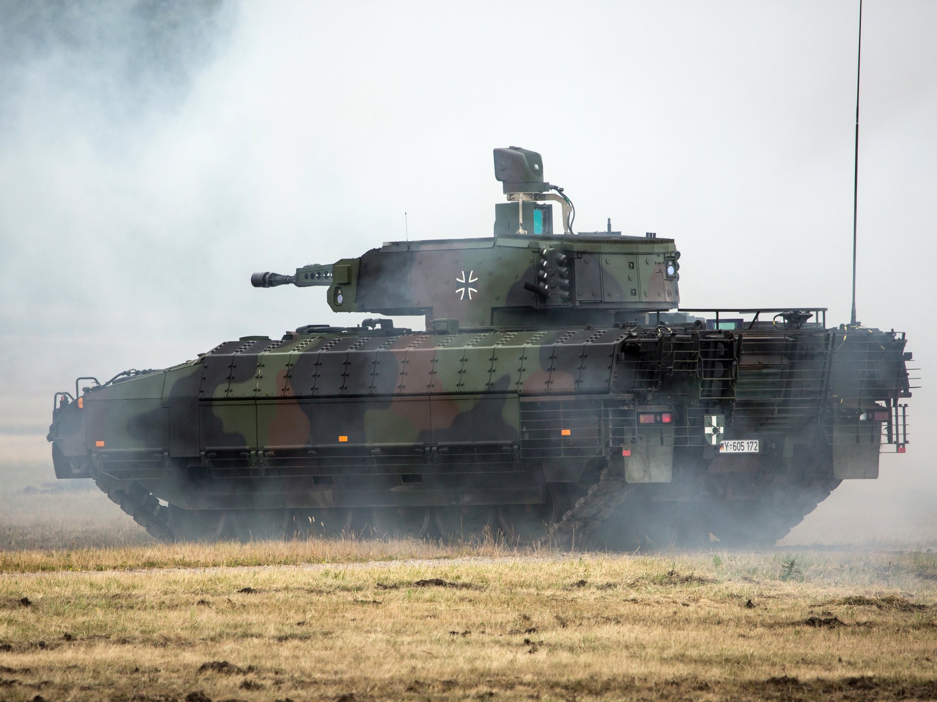 puma schützenpanzer niemiecki opancerzony pojazd bojowy piechoty dym
