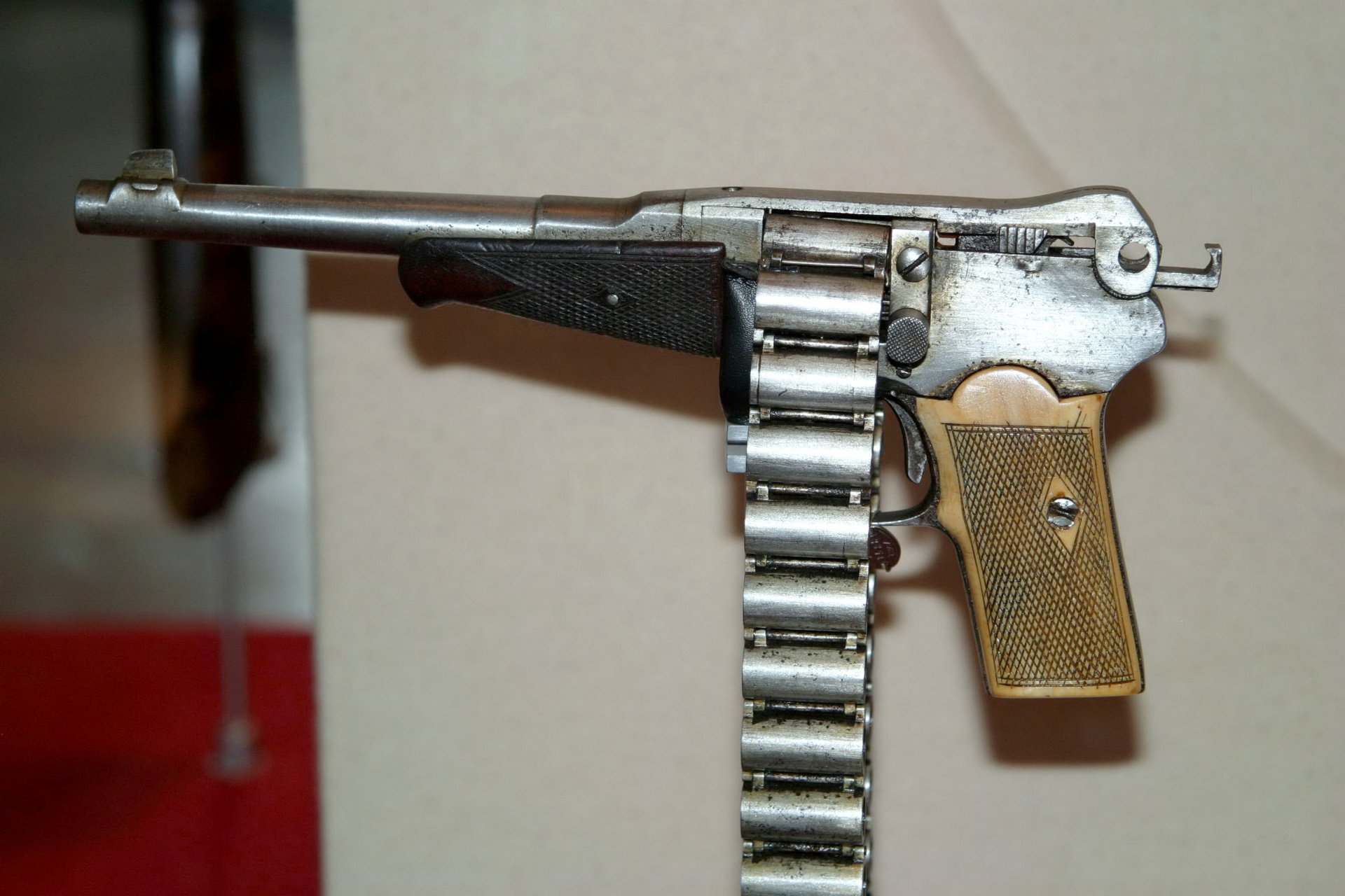 bardzo ciekawa broń palna broń działająca rzadka okaz domowej roboty pistolet jedyny na świecie wystarczająco duży kaliber taśma podawanie amunicja oryginał rozwiązanie podawanie amunicja brak magazynek obecność przedramię krótki lufa taśma k