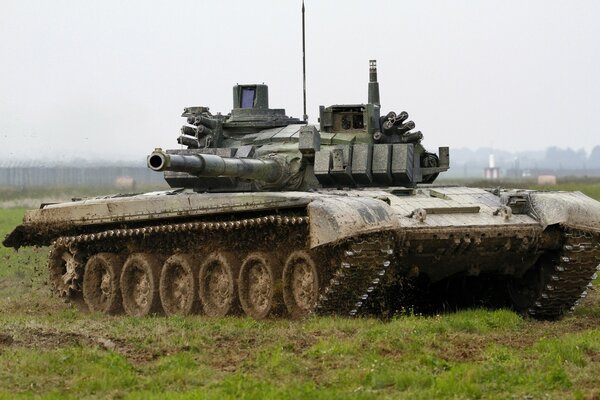 Czołg T-72 wykonuje misję bojową
