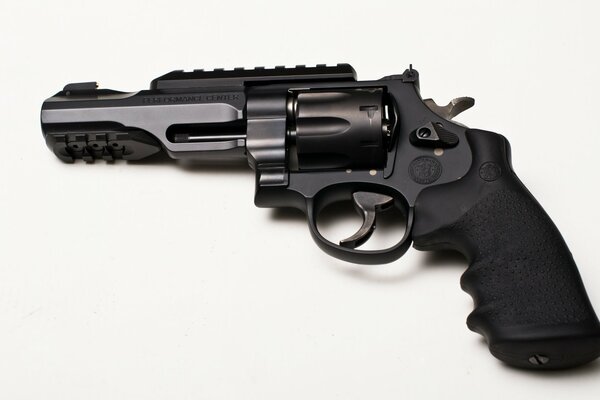 Rewolwer Wesson 327 smith & amp