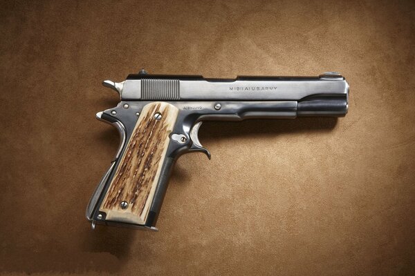 Pistolet na stole. Genialny Metal