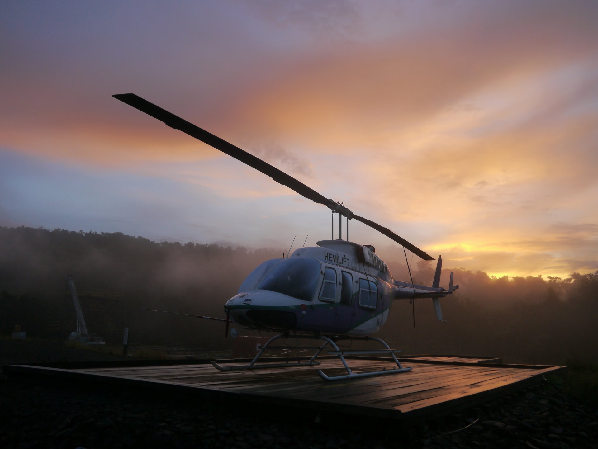 helikopter chopper bell longranger dżungla rano scena png