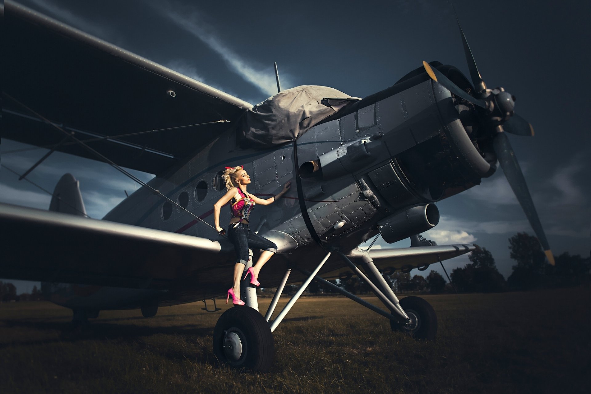 model postawa samolot dwupłatowiec