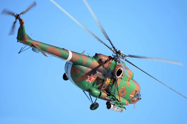 Śmigłowiec Mi-8 wchodzi do ataku