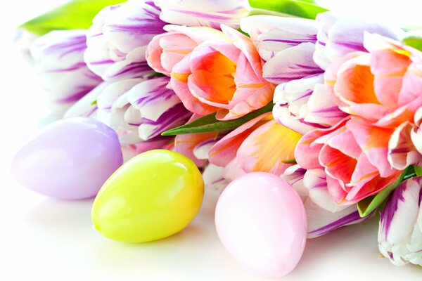 Wiosenne tulipany z jajkami na Wielkanoc