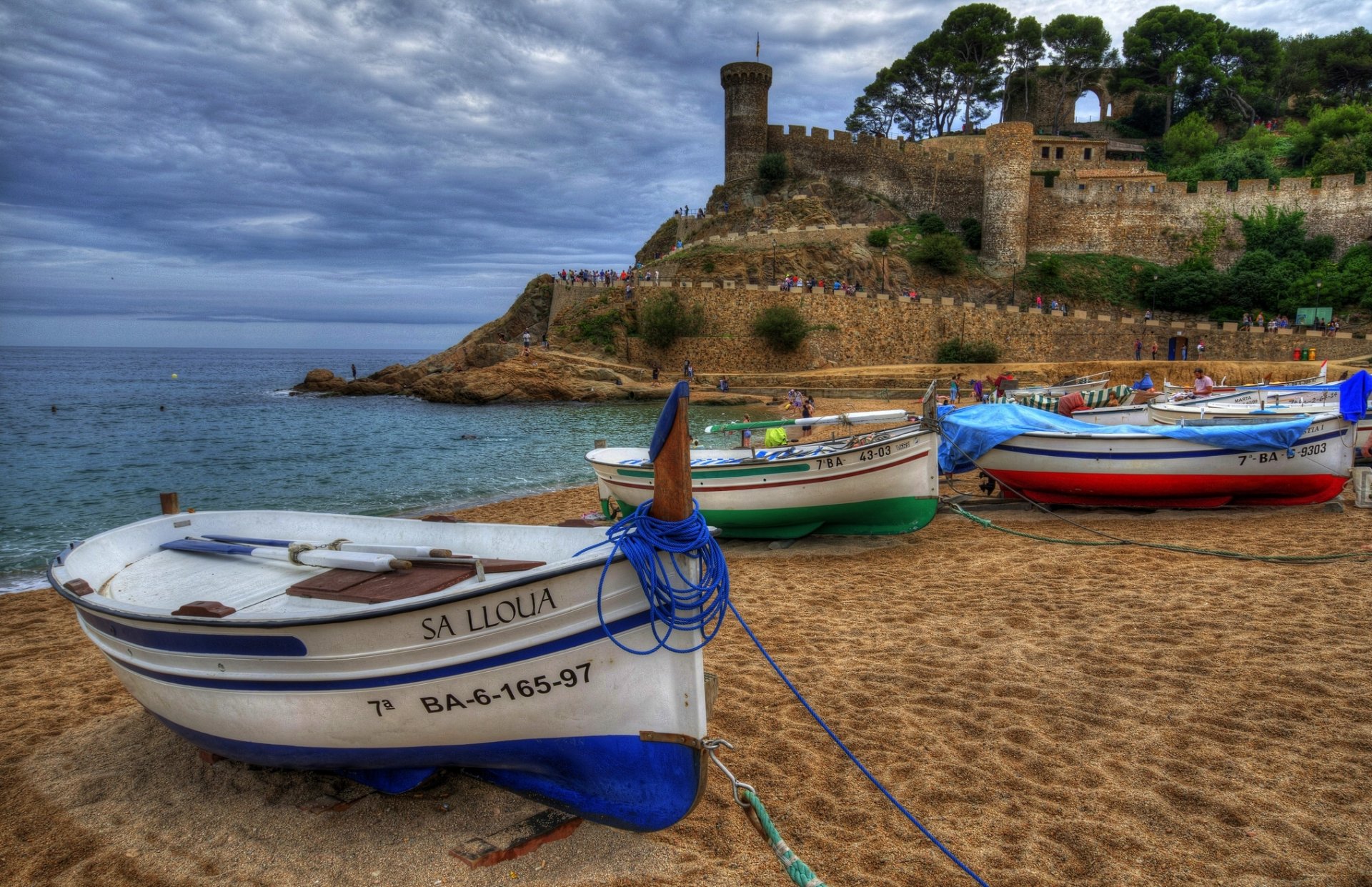 tossa de mar girona katalonia hiszpania costa brava vila velha morze balearów tossa de mar vila vella morze balearów twierdza morze wybrzeże łodzie plaża piasek