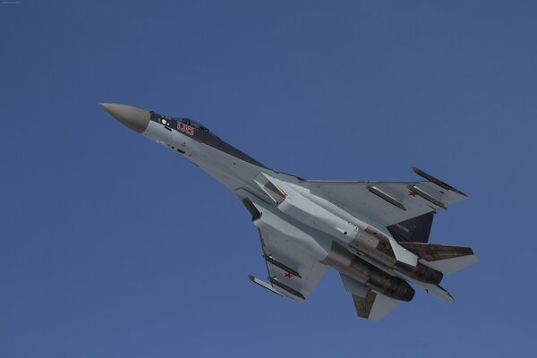 Samolot Su-35S w locie na tle błękitnego nieba