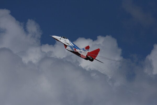 MiG-29 aerogrupy Strzyżów nad chmurami