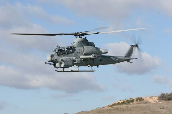 Helikopter leci nisko duży