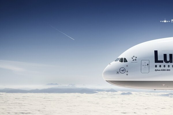 Samolot Boeing A 380 unosi się nad chmurami