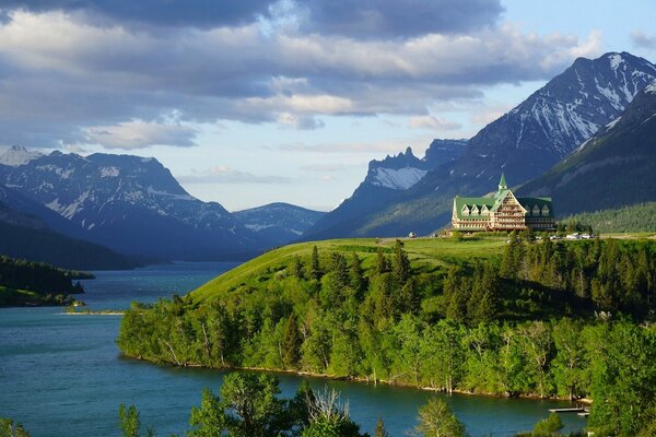 Hotel na wzgórzu nad jeziorem Waterton w Kanadzie