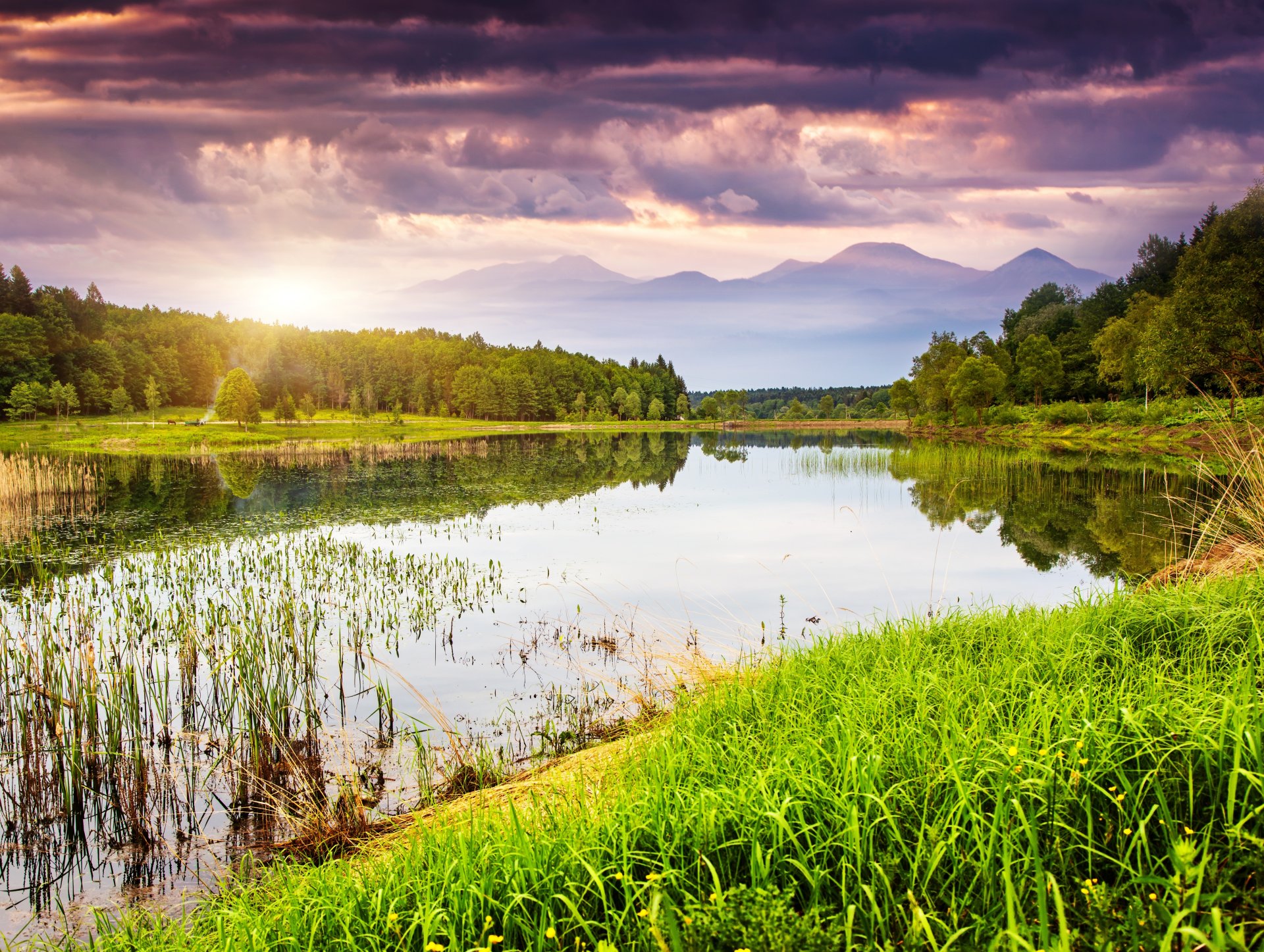 natura krajobraz jezioro woda trawa drzewa zieleń góry niebo zachód słońca chmury