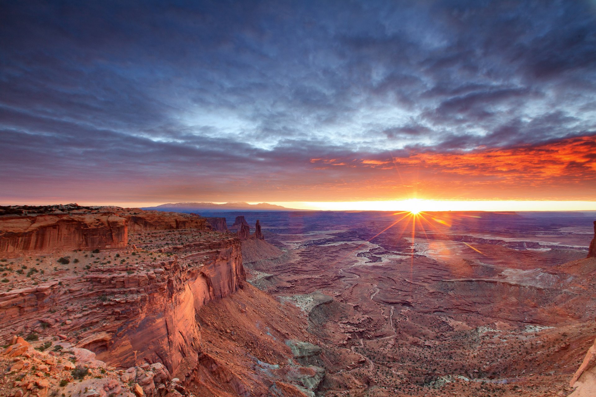 utah usa canyonlands national park pustynia klify kanion niebo rano słońce
