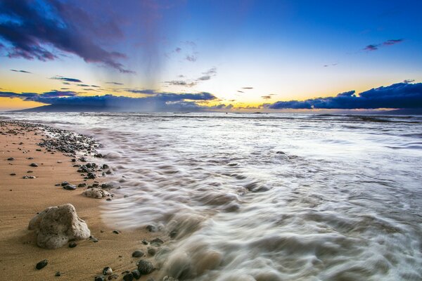 Plaża i bezgraniczne niebo w stanie Hawaje