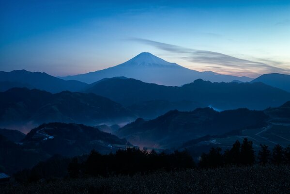 Japońska Góra Fujiyama na wiosnę