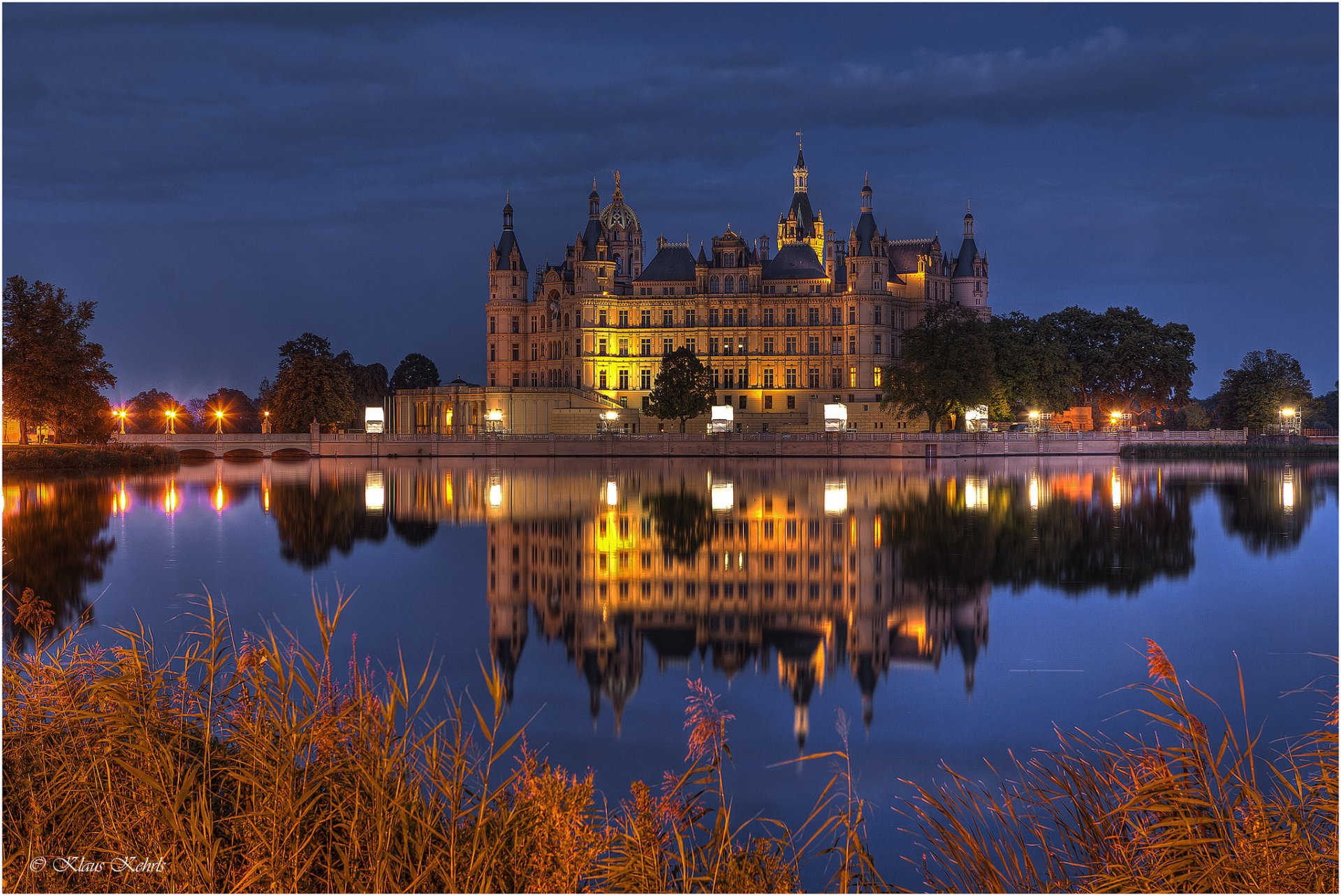 niemcy schwerin zamek światła oświetlenie jezioro noc błękit niebo odbicie