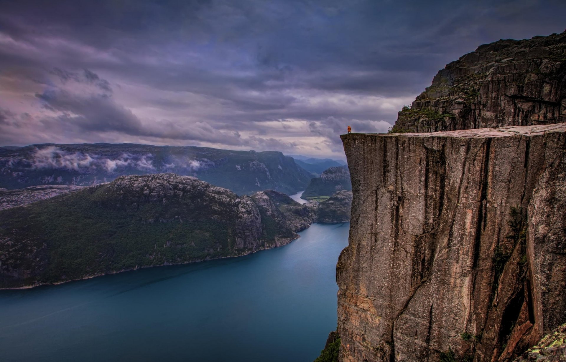 preikestolen норвегия дождь фьорд река скала природа пейзаж