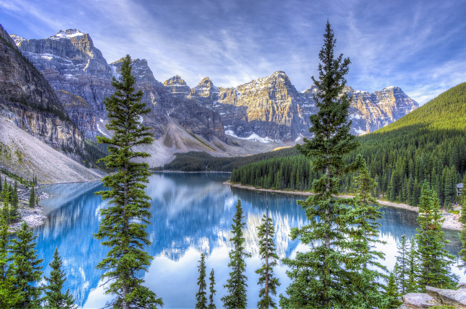 moraine alberta kanada niebo chmury góry śnieg jezioro drzewa las świerk
